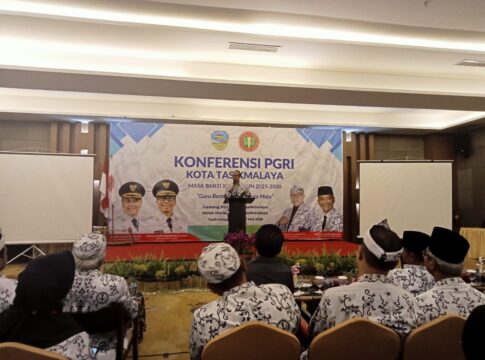 Ket foto : Wali Kota Viman Alfarizi, saat membuka Konferensi PGRI Kota Tasikmalaya di Horison Hotel Tasikmalaya (fokusjabar/Seda)