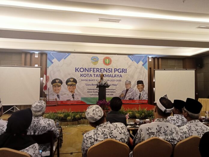 Ket foto : Wali Kota Viman Alfarizi, saat membuka Konferensi PGRI Kota Tasikmalaya di Horison Hotel Tasikmalaya (fokusjabar/Seda)