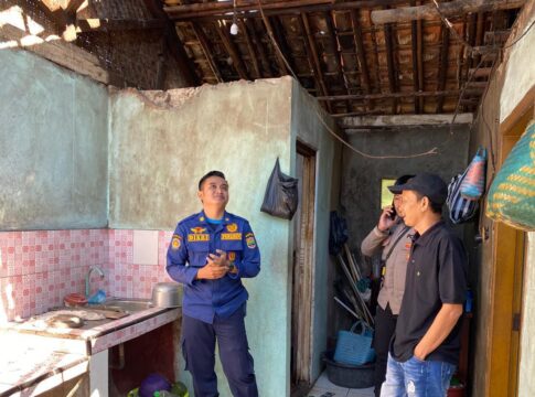 Ketpot: Personel Damkar Pos WMK Banjarsari saat mengasesmen rumah yang terbakar