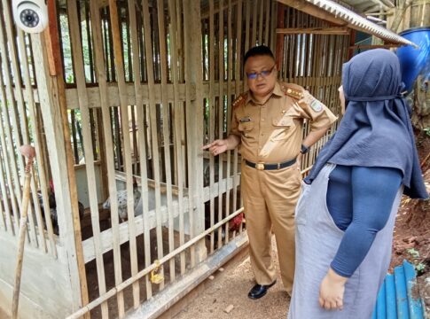 Ketpot: Camat Tambaksari Osef Hernandi bersama Qonny peternak Ayam Sentul warga Desa Sukasari