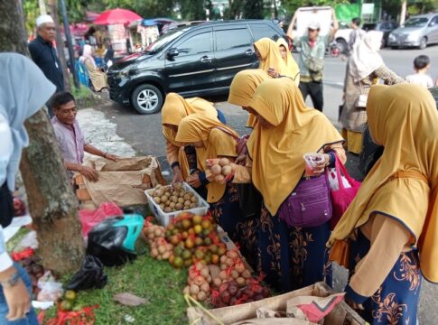 Ketpot: Pedagang dadakan yang menjual Sawo dan jeruk saat diserbu pembeli pengantar jemaah calon haji ciamis