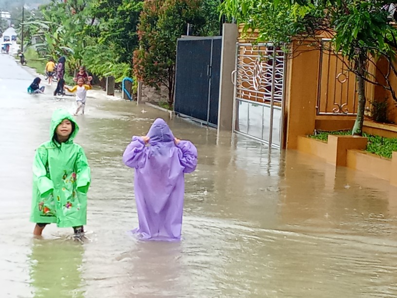 Anak-anak di Panumbangan Ciamis Bermain Air saat Banjir