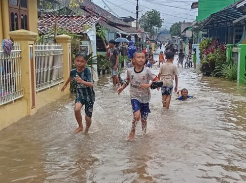 Ketpot: Anak-anak sedang bermain di jalan perumahan saat terjadi banjir menerjang wilayah Kecamtan Panumbangan Kabupaten Ciamis