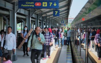 Ket foto : Puluhan Ribu pengguna Kereta Api serbu stasiun saat libur panjang Isa Almasih 2025 (ist Humas KAI)