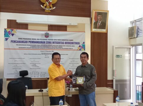 Perwakilan dari Komisi B DPRD Kota Magelang disambut Sekretaris DPMPTSP Ciamis Drs Asep Sutisna M.Si beserta jajarannya