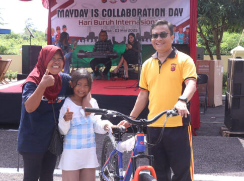 Caption: Kapolres Banjar AKBP Tyas Puji Rahadi memberikan doorprize kepada pemenang undian
