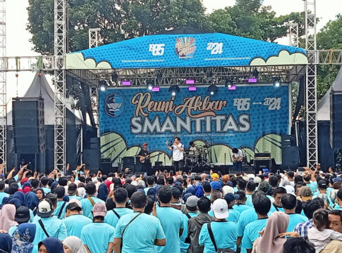 Ket foto : Grup Band GIGI, tampil menghibur ribuan alumni di acara Reuni Akbar SMANTITAS 2025 (fokusjabar/Seda)