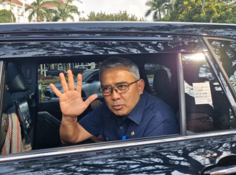 Wali Kota Bandung Muhammad Farhan Usai Pertemuan Bersama Gubernur Jawa Barat Dedi Mulyadi di Gedung Pakuan Kota Bandung Jabar Senin (5/5/2025)