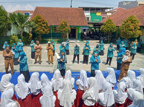 Ket foto : Ketua PKK dr. Elvira Kamarrow Putri, bermain bersama para siswa-siswi SD Cilolohan dalam kegiatan PKK Goes To School (fokusjabar/Seda)