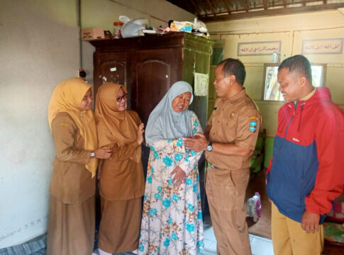 Poto: Suasana saat Pihak Disdipora Pangandaran saling berjabat tangan di kediaman Intan.