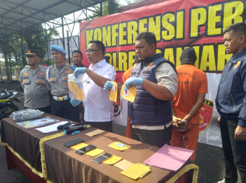 Caption: Kasat Reskrim Polres Banjar Iptu Heru Samsul Bahri menunjukan barang bukti kasus kejatan yang diungkap