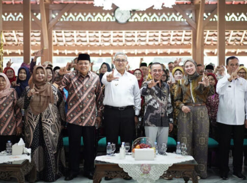 Wali Kota Bandung Muhammad Farhan saat mengukuhkan pengurus Lembaga Lanjut Usia Indonesia (LLI) Kota Bandung periode 2024-2029 di Pendopo Jalan Dalem Kaum Kota Bandung Jabar Rabu (14/5/2025) -Ist-