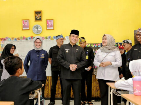 Wakil Wali Kota Bandung Erwin Bersama Tenaga Ahli Komunikasi Kepresidenan, Adita Irawati saat berkunjung ke Satuan Pelayanan Pemenuhan Gizi (SPPG) Arcamanik yang berlokasi di Lapas Kelas 1 Sukamiskin, serta ke SDN 101 Sukakarya Kamis (15/5/2025)-Ist-