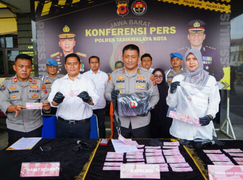 Ket foto : Press Release Pengungkapan Uang Palsu oleh Jajaran Polres Tasikmalaya Kota di Mapolres (fokusjabar/Seda)