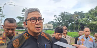 Wali Kota Bandung, Muhammad Farhan tegur keras salah satu koordinator lapangan (Korlap) saat melakukan inspeksi mendadak (Sidak) dan penyegelan di kawasan eks Palaguna Jalan Asia Afrika Kota Bandung, Kamis (22/5/2025).