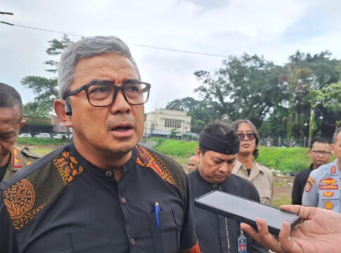Wali Kota Bandung, Muhammad Farhan tegur keras salah satu koordinator lapangan (Korlap) saat melakukan inspeksi mendadak (Sidak) dan penyegelan di kawasan eks Palaguna Jalan Asia Afrika Kota Bandung, Kamis (22/5/2025).