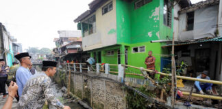 Wakil Wali Kota Bandung Erwin Saat Meninjau Langsung Lokasi Longsor di di Jalan Karang Tengah Barat, RT 04 RW 07, Kelurahan Arjuna, Kecamatan Cicendo Kota Bandung Jumat, (23/5/2025) -Ist-