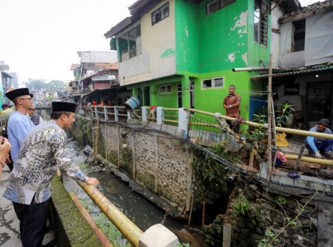 Wakil Wali Kota Bandung Erwin Saat Meninjau Langsung Lokasi Longsor di di Jalan Karang Tengah Barat, RT 04 RW 07, Kelurahan Arjuna, Kecamatan Cicendo Kota Bandung Jumat, (23/5/2025) -Ist-