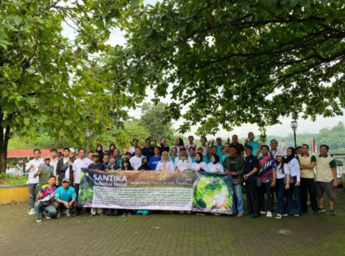 Ket foto : Usai bersih-bersih Situ Gede, para Relawan Nirundak berfoto bersama di lokasi wisata Situ Gede Kota Tasikmalaya (fokusjabar/Seda)