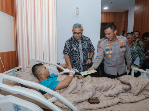 Wali Kota Bandung Muhammad Farhan Bersama Kapolrestabes Bandung Kombes Pol Budi Sarton Saat Menjenguk Sejumlah Anggota Kepolisian Yang Terluka Saat Menjalankan Tugas Pengamanan Pertandingan Persib Bandung -Ist-