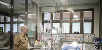 Wakil Wali Kota Bandung Erwin Saat Menjenguk Salah Seorang Bobotoh Yang Terjatuh di Jembatan Pasopati di RSHS Selasa (27/5/2025) -Ist-