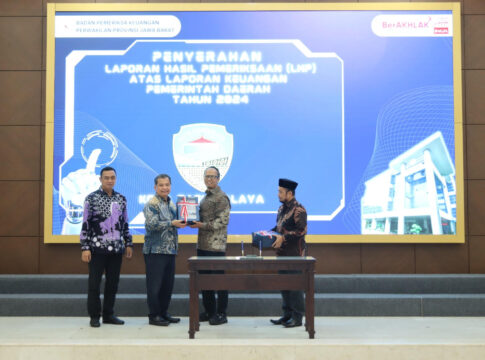 Ket foto : Wali Kota Tasikmalaya Viman Alfarizi, saat menerima penghargaan WTP dari BPK RI Perwakilan Provinsi Jawa Barat di Auditorium Utama Kantor BPK Jabar (ist Prokopim)