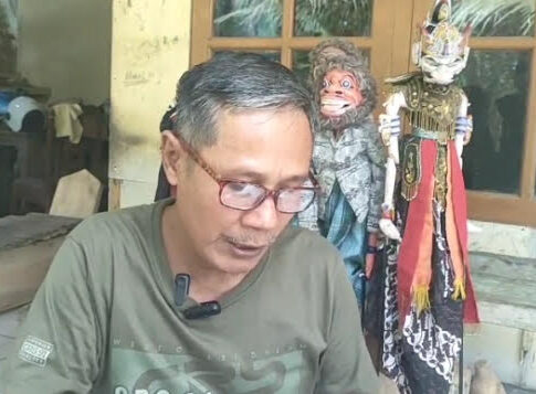 Poto: Pengrajin Wayang Golek Pangandaran Udis Wayang
