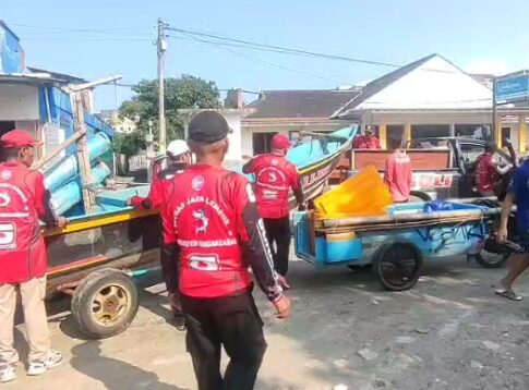 Poto: Tim gabungan sedang menertibkan perahu nelayan di kawasan wisata Pangandaran