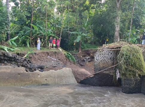 Poto: sebuah Check Dum jebol akibat banjir bandang