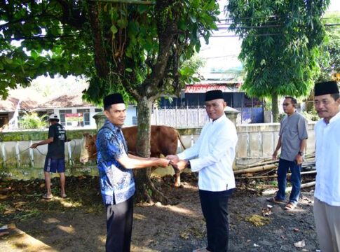 Poto: Kapolres Pangandaran AKBP Mujianto saat melaksanakan ibadah kurban.
