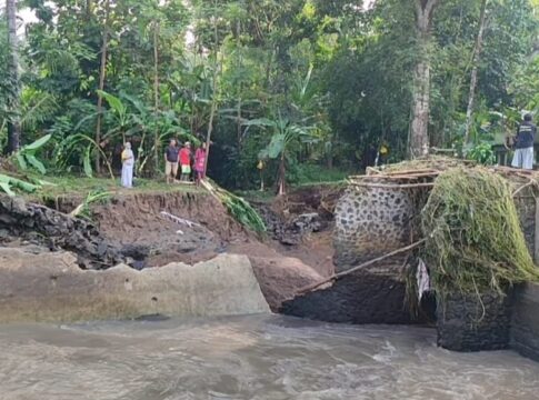 Poto: Kondisi check dum yang jebol akibat banjir bandang di wilayah desa Ciganjeng