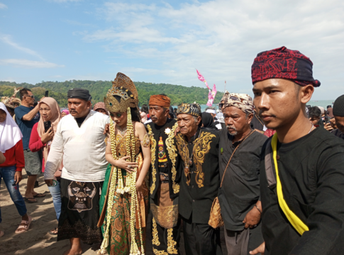 Poto: Suasana Hajat Laut di Pantai Barat Pangandaran