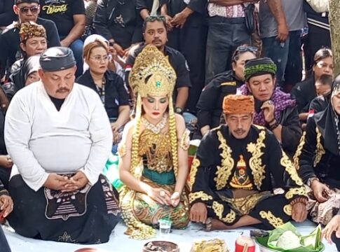 Poto; Prosesi memanjatkan doa pada hajat laut Pangandaran