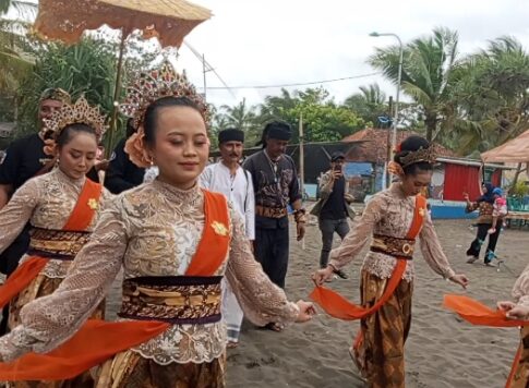 Poto: sejumlah dayang saat prosesi membuang air dari 10 Desa ke laut Batu Hiu, kecamatan Parigi, Pangandaran
