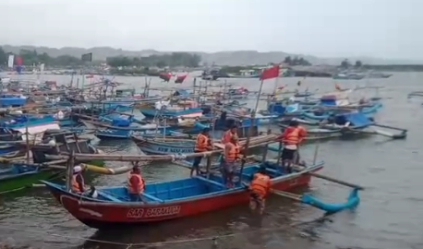 Foto: Perahu nelayan berjejer di Pangandaran tak melaut akibat gelombang tinggi