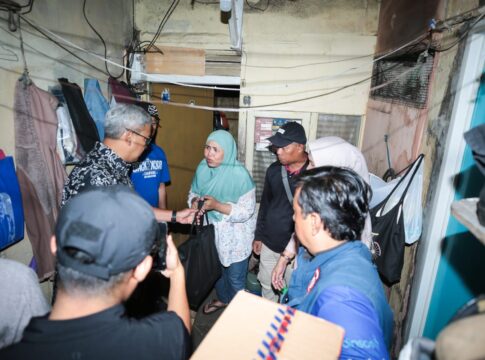 Wali Kota Bandung, Muhammad Farhan Saat meninjau lokasi rumah Ambruk di Jalan Pasirluyu RT 03 RW 02, Kelurahan Pasirluyu, Kecamatan Regol Bandung Minggu (1/6/2025) -Ist-