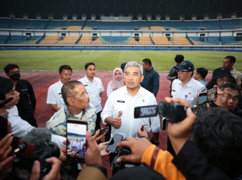 Wali Kota Bandung Muhammad Farhan Saat Meninjau Langsung Kondisi Stadion Bandung Lautan Api (GBLA) Rabu (4/6/2025) -Ist-