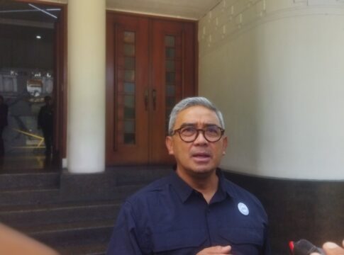 Wali Kota Bandung Muhammad Farhan desak pemerintah pusat agar segera mengaktifkan kembali operasional Bandara Husein Sastranegara