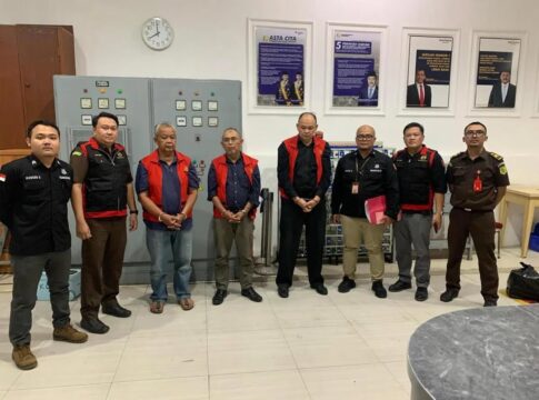 Kejaksaan Tinggi Jawa Barat (Kejati Jabar) menahan tiga orang tersangka dalam kasus korupsi dana hibah kwartir cabang gerakan pramuka Kota Bandung sebesar Rp. 6.5 miliar yang dicairkan pada tahun anggaran 2017,2018 dan 2020 -Ist-