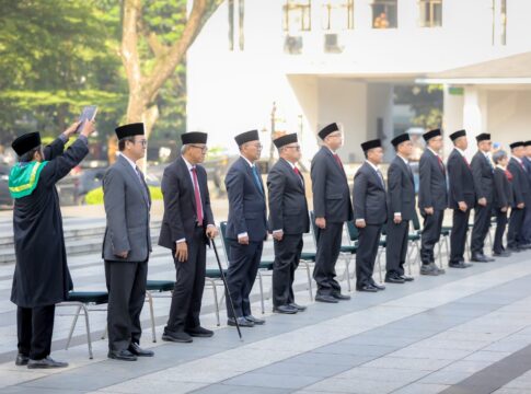 Wali Kota Bandung, Muhammad Farhan resmi melantik dan mengambil sumpah 13 Aparatur Sipil Negara (ASN) dalam Jabatan Pimpinan Tinggi Pratama di lingkungan Pemerintah Kota Bandung Senin (16/6/2025)-Ist-