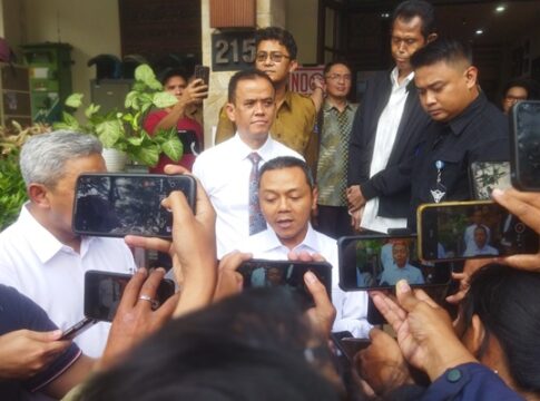 Wakil Menteri Pendidikan Dasar dan Menengah (Wamendikdasmen) Fajar Riza Ul Haq, angkat bicara terkait isu titipan pejabat dan dugaan kecurangan dalam pelaksanaan Seleksi Penerimaan Murid Baru (SPMB) di Kota Bandung.