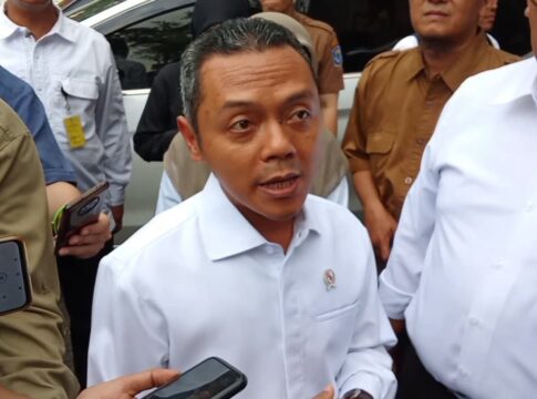 Wakil Menteri Pendidikan Dasar dan Menengah ( Wamendikdasmen) Fajar Riza Ul Haq, menanggapi wacana penghapusan pekerjaan rumah (PR) serta perubahan jam masuk sekolah di Jawa Barat.