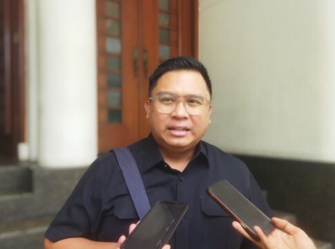 Anggota Komisi III DPRD Kota Bandung, Rendiana Awangga menegaskan bahwa pihaknya konsisten mendorong pemerintah pusat agar segera mengaktifkan kembali operasional Bandara Husein Sastranegara.