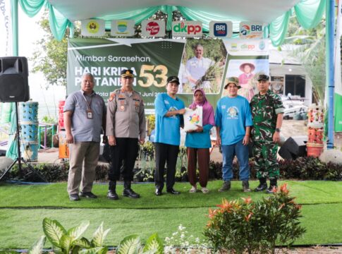 Wakil Wali Kota Bandung Erwin Saat Memberikan Bantuan Kepada Para Petani di Sekemala Integrated Farm (Seinfarm), Sabtu (21/6/2025) -Ist-