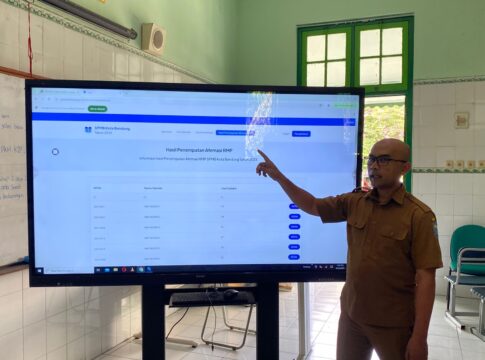 Ketua SPMB SMPN 2 Bandung Taryono Saat Memaparkan Proses Sistem Penerimaan Murid Baru (SPMB) 2025 Tingkat SMP Senin (23/6/2025)