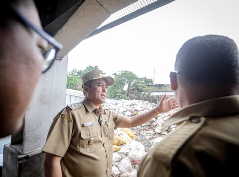 Wakil Wali Kota Bandung Erwin Saat Meninjau Langsung Kondisi Tumpukan Sampah di kawasan Pasar Cihaurgeulis, Jalan Suci, Sukaluyu, Kecamatan Cibeunying Kaler Kota Bandung Jabar Senin (23/6/2025) -Ist-