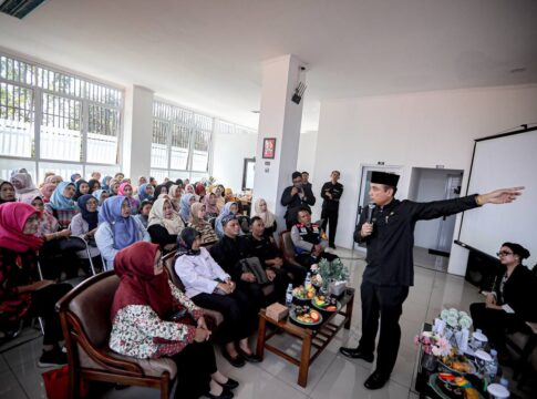 Wakil Wali Kota Bandung Erwin Saat Menghadiri Pembinaan dan Pelatihan Mikro Umi Budaya & Si Pinter di Kantor Kelurahan Batununggal Kota Bandung, Kamis (26/6/2025) -Ist-