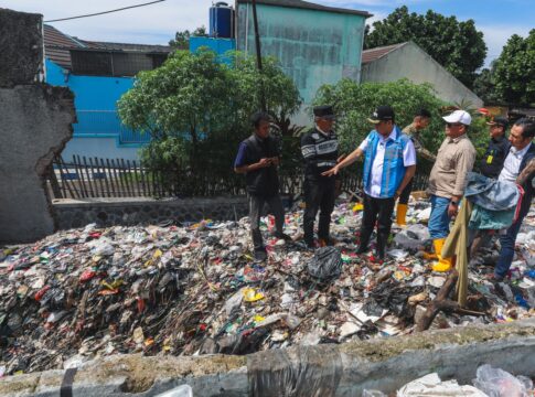 Wakil Wali Kota Bandung Erwin Saat Meninjau Langsung Tempat Pengolahan Sampah (TPS) Bumi Asri, Kelurahan Gempolsari, Kecamatan Bandung Kulon Jumat (27/6/2025) -Ist-