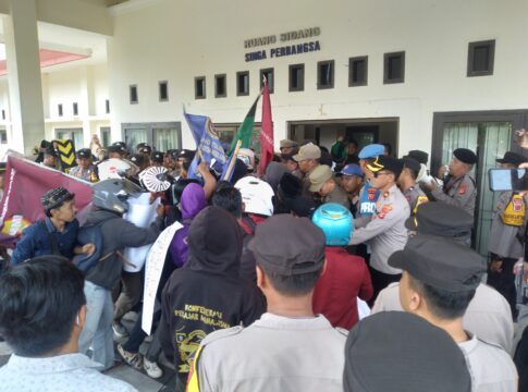 Caption: Masa aksi saling dorong di depan pintu masuk Gedung Parupurna DPRD Kota Banjar
