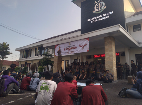 Caption: Peserta aksi menyuarakan tuntutan di depan kantor Kejari Kota Banjar